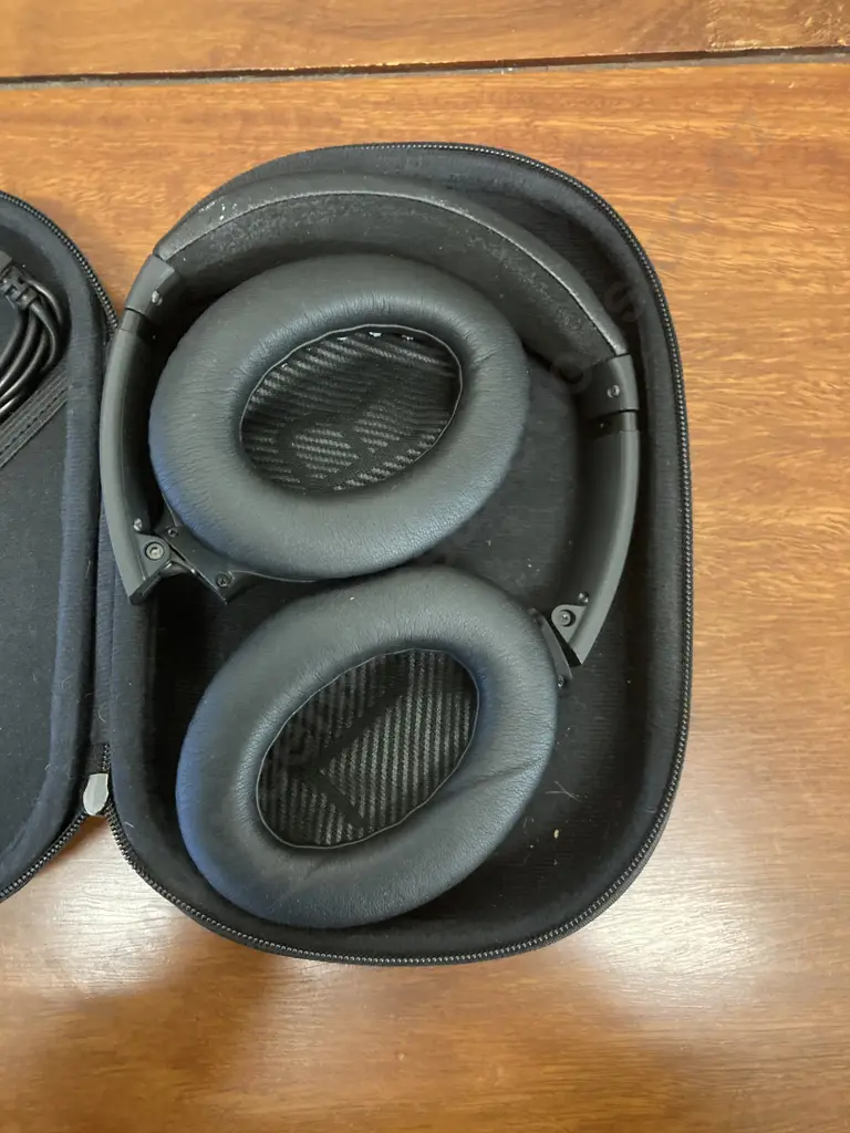 Bose QuietComfort Headphones - Black With Carry Case Image 1++